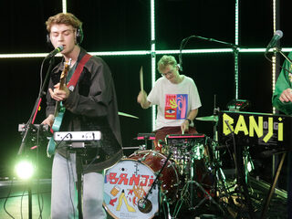 Banji speelt 'Dogbreath' in de 3FM Live Box
