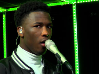 Claude brengt goede energie naar 3FM Live Box met 'Ladada (Mon Dernier Mot)'