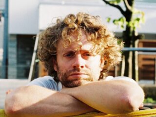 Kijk terug: Benny Sings is co-host bij Vera On Track