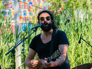 Blaudzun live met 'Real Hero', 'Promises Of No Man's Land' en 'Hey Now' tijdens de 3FM Kampvuursessie