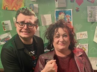 Caroline van der Plas veilt haar herkenbare leren jasje voor 3FM Serious Request