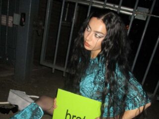 Charli xcx is terug met het album van de zomer: brat summer is aangebroken