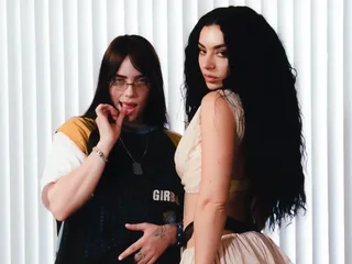 Charli xcx en Billie Eilish maken dé remix van het jaar van 'Guess'