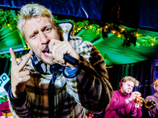 Chef'Special speelt 'Amigo' live bij het Glazen Huis tijdens 3FM Serious Request 2022