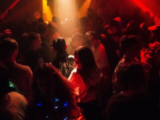 Meer jongeren vinden cokegebruik oké: "Een weekend doorhalen lukt niet zonder coke"