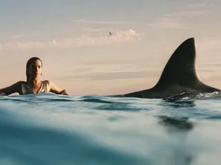 Luister voor het eerst het nieuwe Dua Lipa album bij de VoorAan Unboxing!