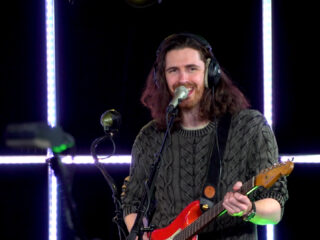 Hozier speelt 'Eat Your Young' in de 3FM Live Box