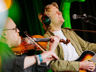 Frans Pollux zingt 'Hald Mich 's Vas' bij het Glazen Huis