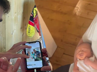 Kijk mee naar de gekste 12 uur van Fred Again.. zijn leven op Glastonbury