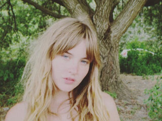 Victoria De Angelis (Måneskin) frees the nipple