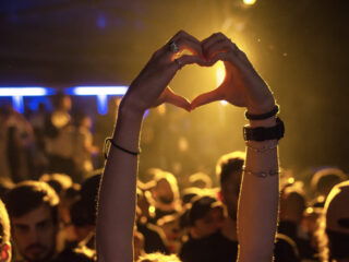 Muziek spreekt waar woorden tekortschieten: deze artiesten schreven over hun rouwproces