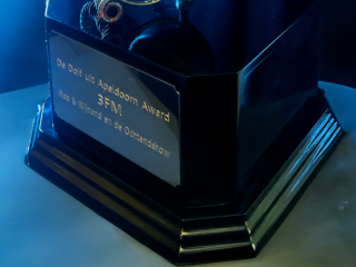 3FM-luisteraar Anny wint de eerste 'Dolf Uit Apeldoorn Award'