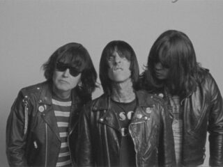 Vlak voor hun terugkeer op Nederlandse bodem brengt blink-182 nieuwe EP uit