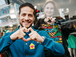 Juvat komt langs bij het Glazen Huis: "Bij jou in de straat woont ook een vergeten kind"