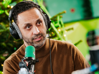 Khalid Kasem schopt een balletje in het Glazen Huis