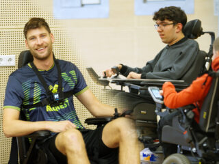 Kids met spierziekte bouncevoetballen voor het eerst