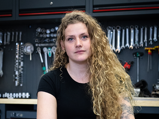 Vrouwen in de techniek houden het niet lang vol: “Ik moest achter in de zaak staan, anders zou ik de monteurs afleiden”