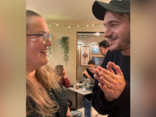 Marloes ging bier drinken met Editors: "Die Britten dronken ons er drie keer uit"