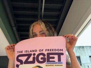 3FM stuurt ńeomí naar Sziget door in te breken bij Kunststof interview