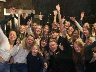 Only The Poets geven huiskamerconcert na veiling in het Glazen Huis