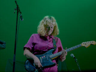 One Minute Documentary: Pip Blom speelt in het voorprogramma van Blur