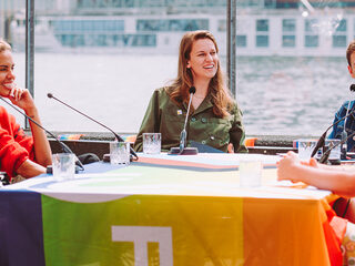 De 3FM Pride Talkshow met 3FM-dj Vera Siemons en presentator Jurre Geluk
