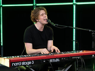 remme covert Glass Animals in de 3FM Live Box