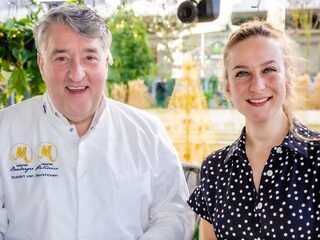 Robèrt van Beckoven beoordeelt Joriens cake in het Glazen Huis