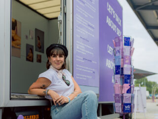 Een seksmuseum op festivals: “Hier kun je je vraag stellen en dan weer verder feesten”