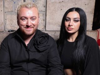 Charli XCX spreekt zich uit tegen haat naar Sam Smith