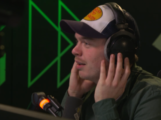 Tom en Joe moeten de hele dag op de zender passen!