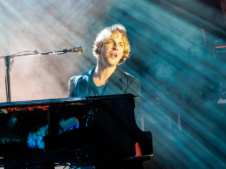 Tom Odell overweldigt duizenden bezoekers bij Glazen Huis met prachtig optreden