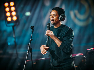 Typhoon wint prijs met rap voor Klokhuis over stotteren