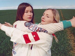 Chaises longues en schreeuwtherapie met Wet Leg