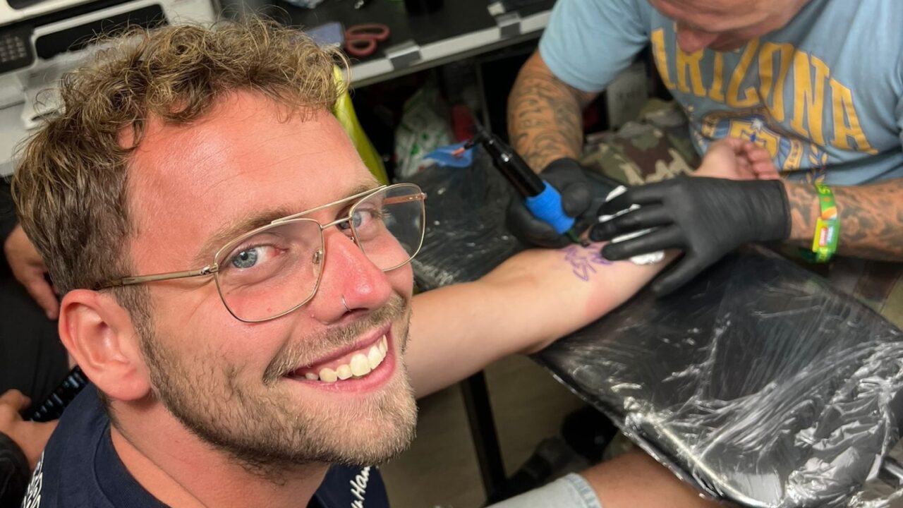 Imagine Dragonsfan krijgt tattoo persoonlijk geschreven door de zanger op Sziget NPO 3FM