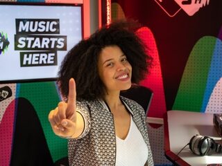 Welke track draaiden de 3FM-dj's voor het eerst op de radio?