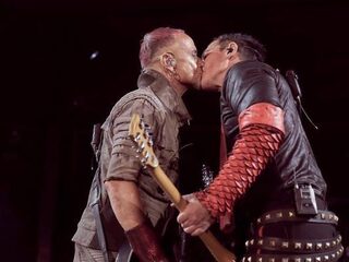 Rammstein-leden zoenen in Moskou als protest tegen anti-LHBTI-wetten