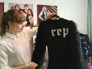 Next level fandom: Lotte (20) maakt de mooiste outfits van Taylor Swift na met slechts €20