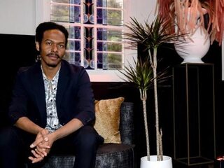 3FM-dj Sander spreekt Jeangu Macrooy over Keti Koti