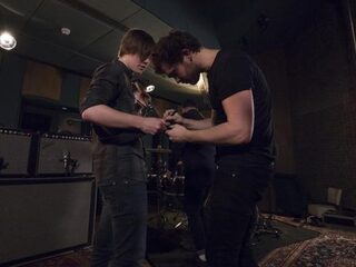 Merijn grijpt zijn kans en speelt verrassingsoptreden voor Royal Blood!