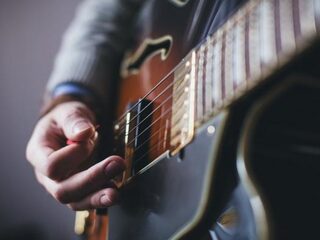 Dit is de succesformule voor de videos van elke singer-songwriter OOIT