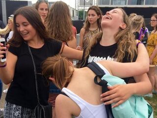 Hysterische Beliebers vechten om een goed plekje voor het podium