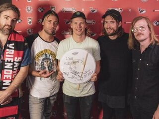 De dikke mascotte is onmisbaar voor het nieuwe album van Kensington