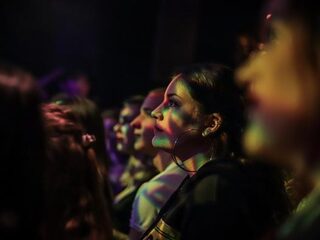 Dit is waarom je gewoon in je eentje naar concerten moet gaan!