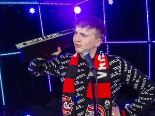 Snelle begon zijn carrière met een SingStar microfoon