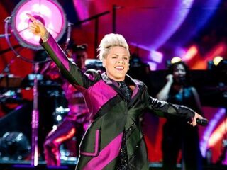 Zangeres P!NK test positief op coronavirus en doneert groot geldbedrag