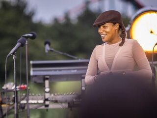 Club Cleven: hier is Eva Cleven in 5 platen