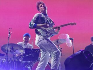 Drummer Joe van Glass Animals overleefde een zwaar ongeluk in 2018