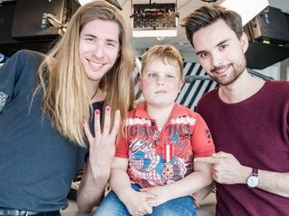 Tijn schuift bij Domien en Frank aan in de studio