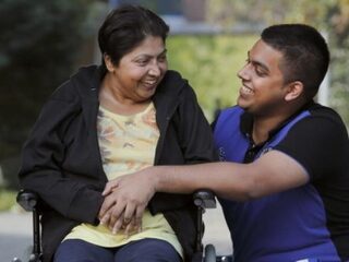 Mantelzorger Viroen (24) zorgt al jarenlang voor zijn moeder